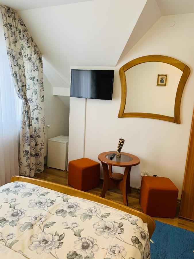 Hotel Alex & Maria Cărpinişu Exterior foto